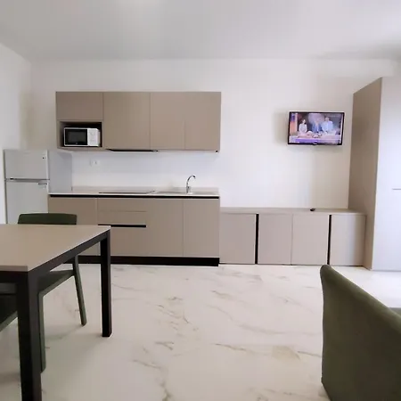 Stylish Flat With Terrace For Your In * Μπιμπιόνε