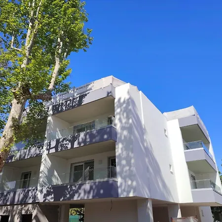 Stylish Flat With Terrace For Your In * Μπιμπιόνε